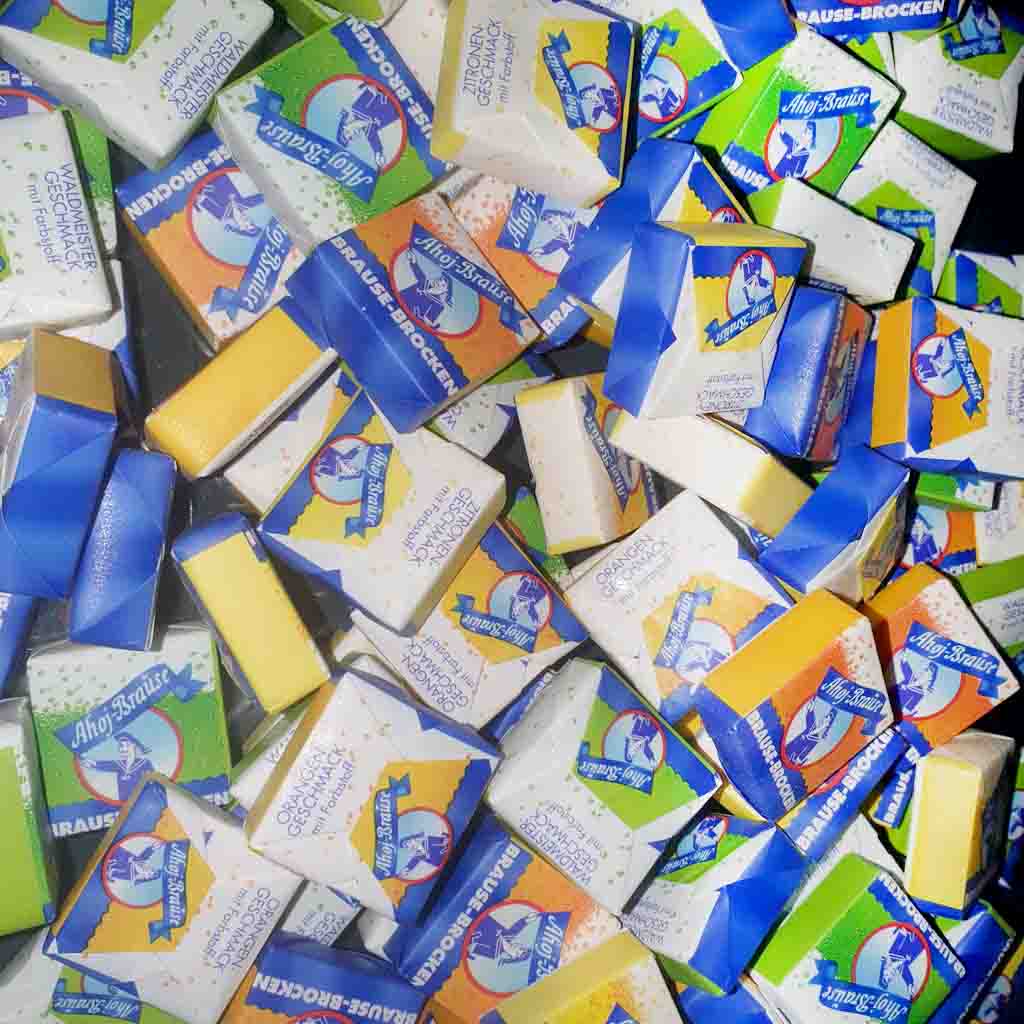 4f02a61a8b0b77f75e08de4dcd07128bdcca67b0c822cc22fe1fbafad2bcb78d https://www.lebensmittel-sonderposten.de/media/image/08/2a/c3/Ahoj_Brause_Brocken_125er_1000g_front2_96dpi.jpg